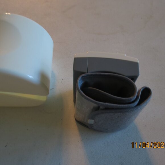 LotFancy Portable Blood Pressure Machine Model # BP-202H - Picture 5 of 7